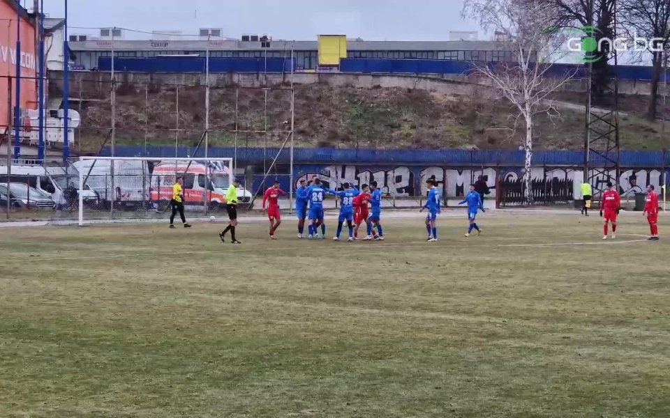 В последната минута на първата част Левски стигна до дузпа.