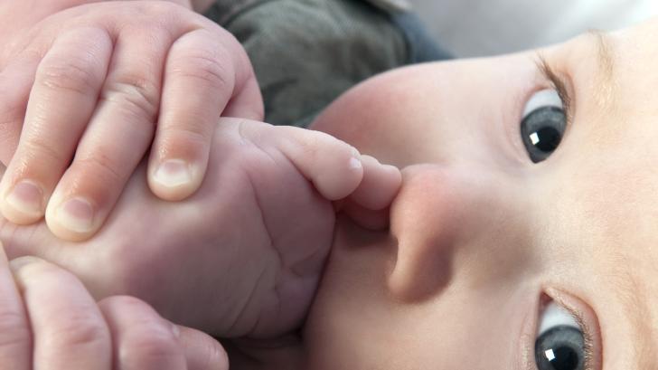 Защо бебетата си лапат краката? Ето го научното обяснение