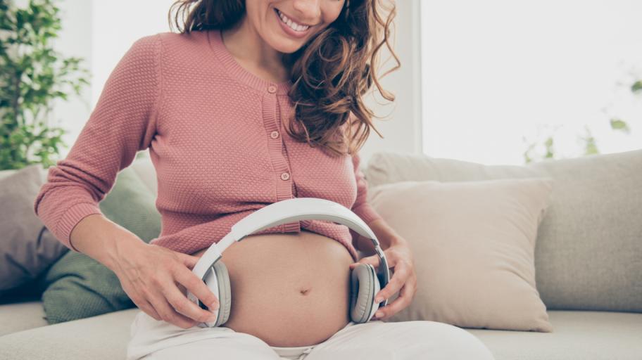 Учени: Неродените бебета реагират най-много на класическа музика