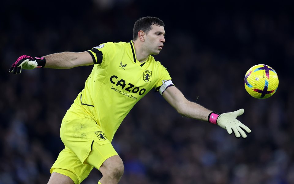 Астън Вила очаква да получи оферти за своя вратар Емилиано