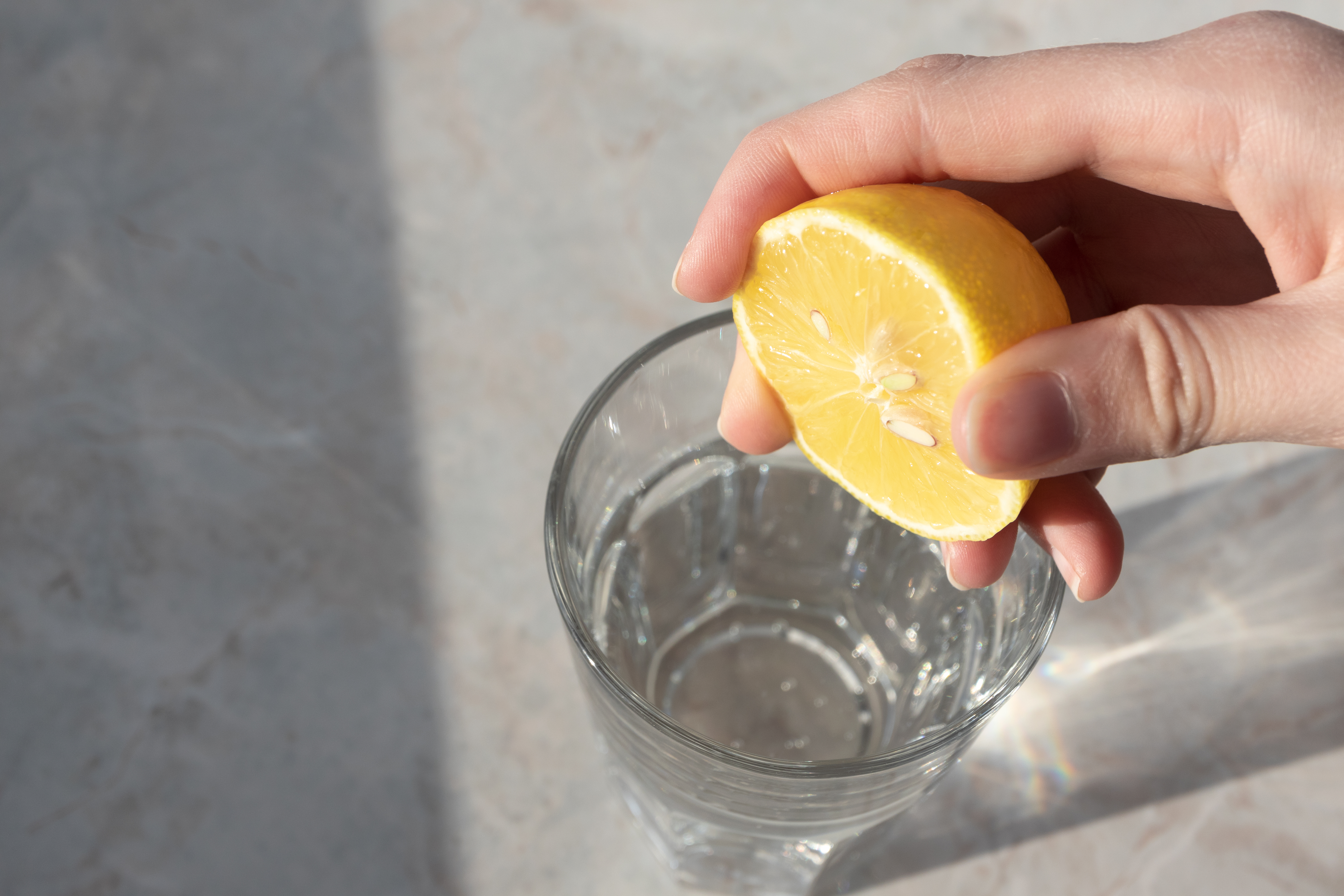 <p><strong>Вода с лимон</strong></p>

<p>Пиенето на вода с лимон сутрин може да помогне за изхвърлянето на токсините и да облекчи лошото храносмилане</p>