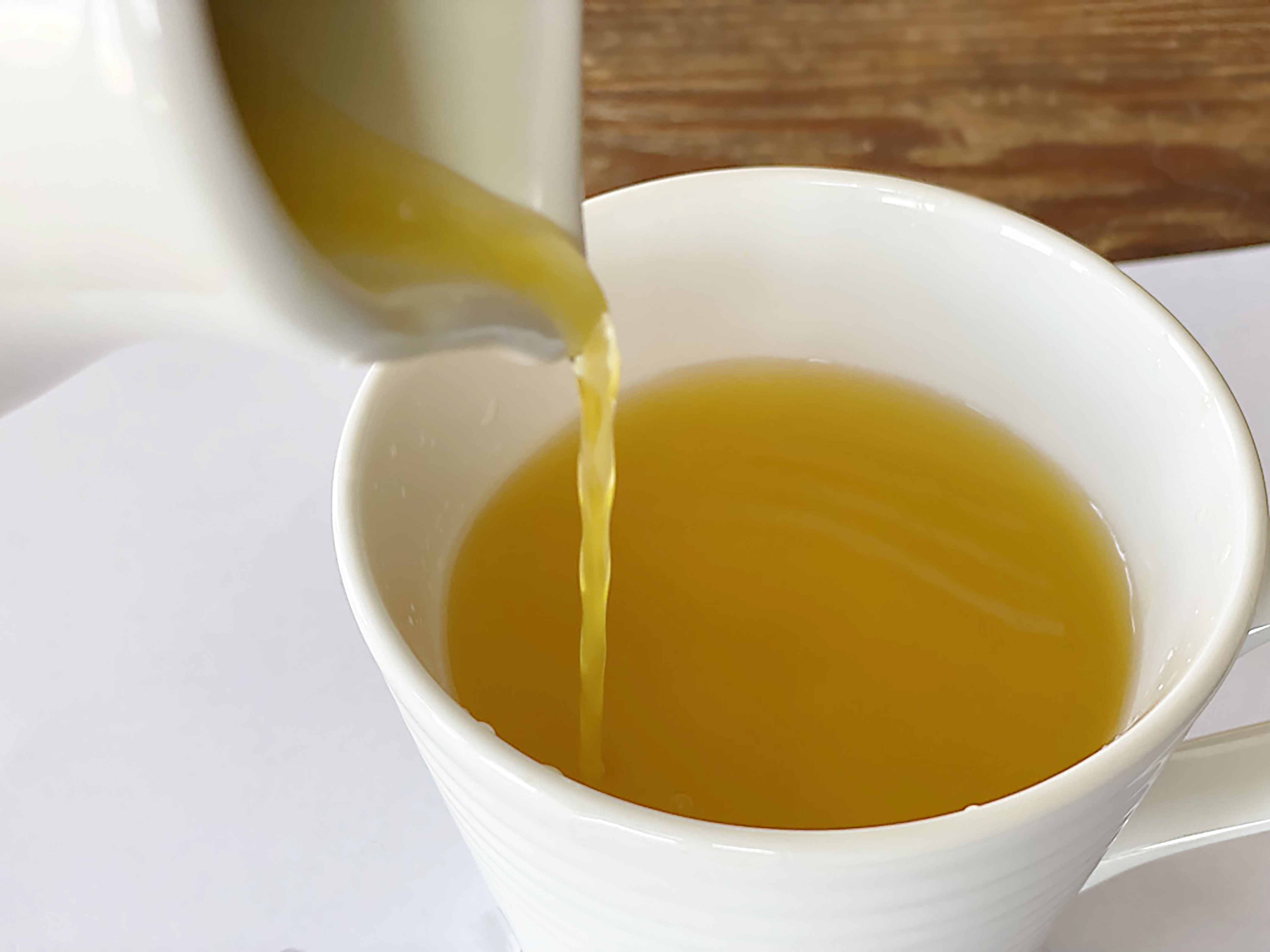 <p><strong>Чай с глухарче, джинджифил и корен от женско биле</strong></p>

<p>Смесете куркума на прах с топла вода и малко мед или лимон и ще получите друга страхотна напитка за начало на деня. Водата с куркума помага на храносмилането, ускорява метаболизма, а също така помага за намаляване на подуването</p>