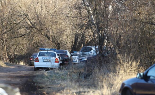 Откриха телата на 18 мигранти в камион край София