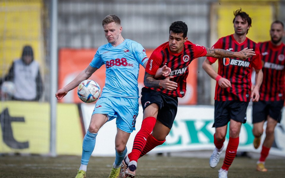 Две минути по-късно Локомотив остана с още един човек по-малко.