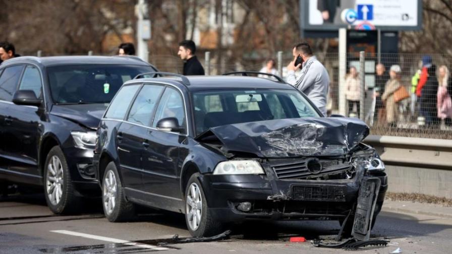 Две верижни катастрофи на „Цариградско шосе“ в София (СНИМКИ)