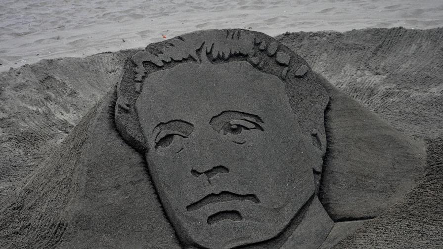 <p>Образът на Левски се появи на бургаския плаж (СНИМКИ)</p>
