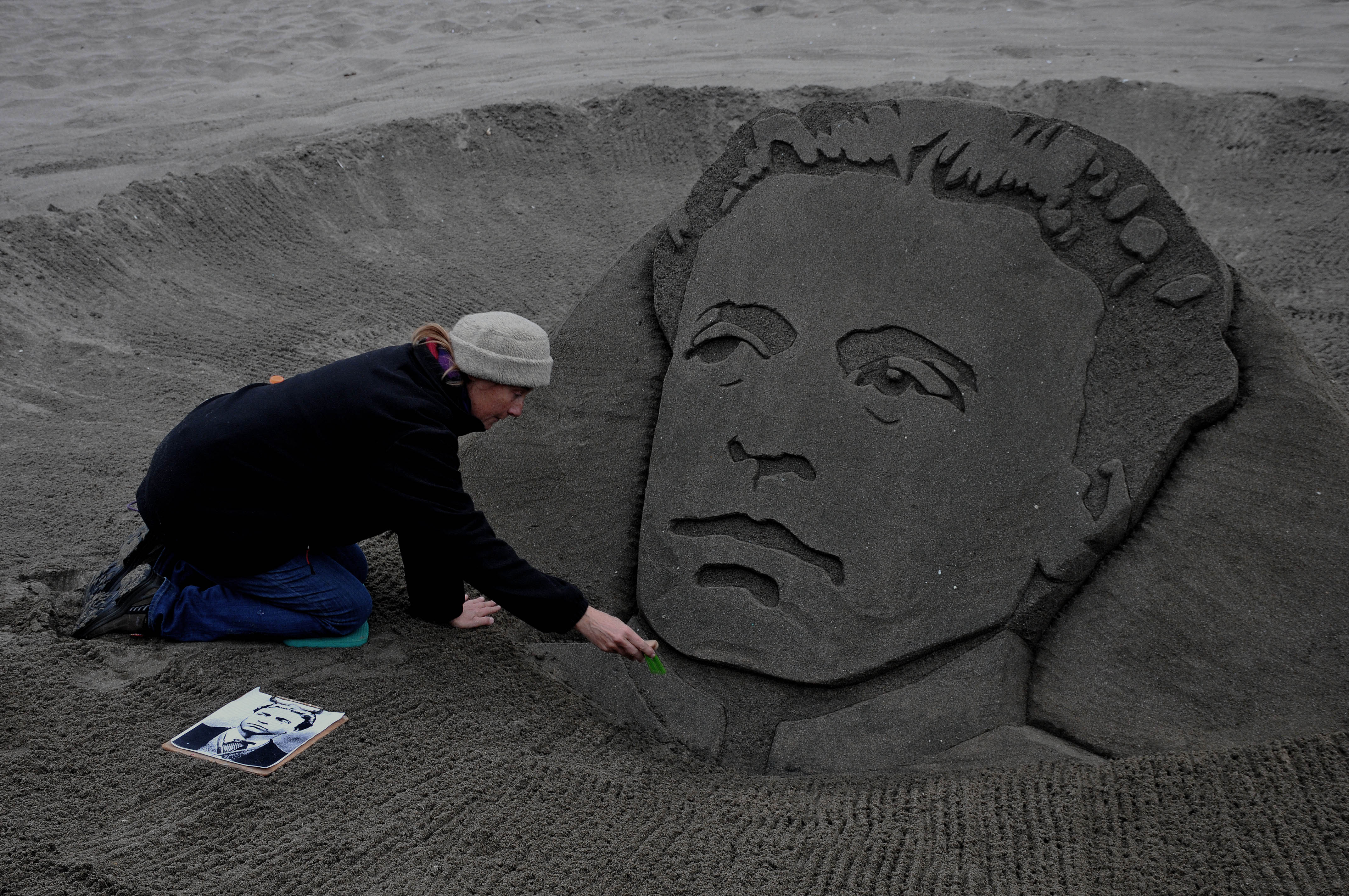 <p>Образът на Васил Левски се появи на бургаския плаж. Пясъчната скулптура е дело на Пол Хогард и съпругата му Реми, които от няколко години живеят в Бургас и изненадват бургазлии с авторските си пясъчни творения.</p>