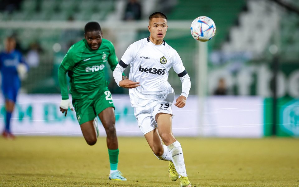 Испанският гранд Барселона проявява интерес към халфа на Славия Чунг