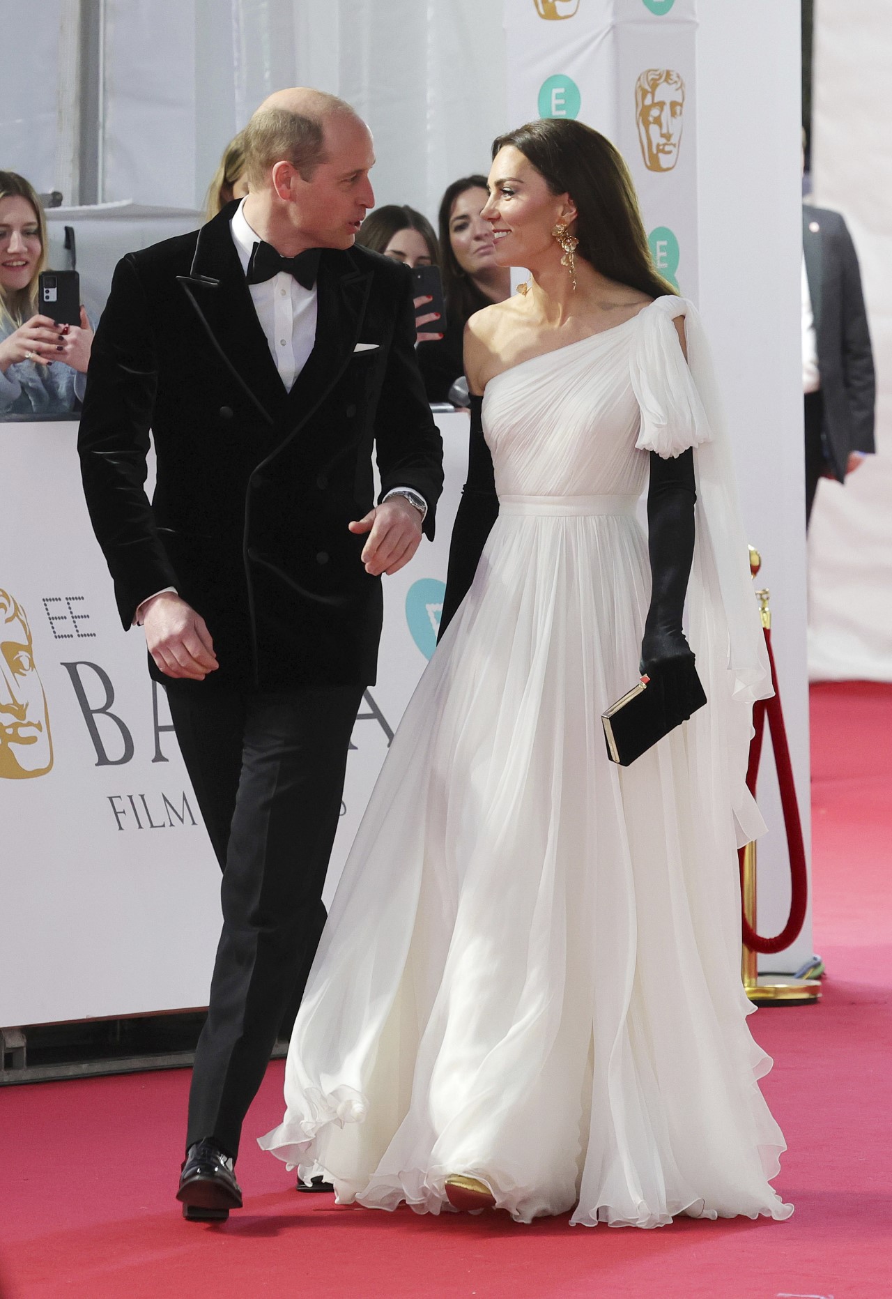 <p>На финала на наградите БАФТА, Кейт се появи с позната рокля с едно рамо на Alexander McQueen, комбинирана с дълги ръкавици в черно и заслепи всички</p>
