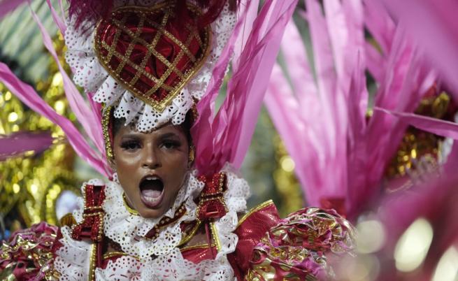 Драконови глави и странни костюми: Карнавалът в Рио привлече милиони