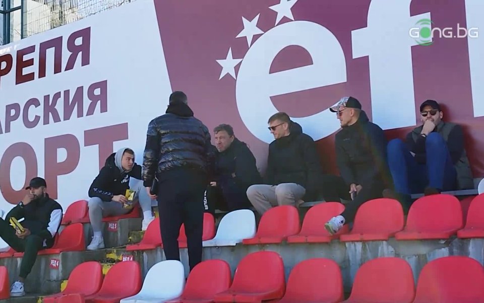 Велислав Вуцов и синът му Светослав Вуцов са на трибуните