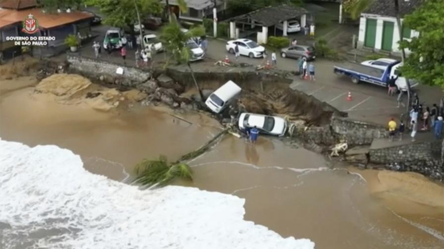 Расте броят на жертвите на наводненията и свлачищата в Бразилия