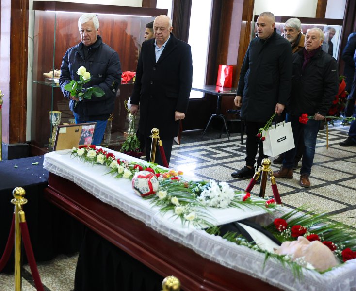 Футболистите на ЦСКА ветерани и близки отдават почит на славния1