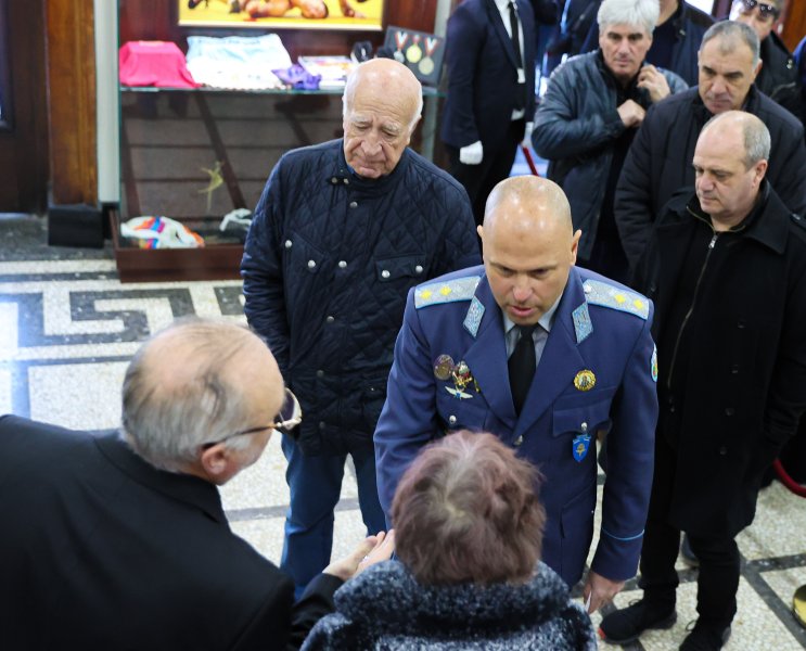 Футболистите на ЦСКА ветерани и близки отдават почит на славния1