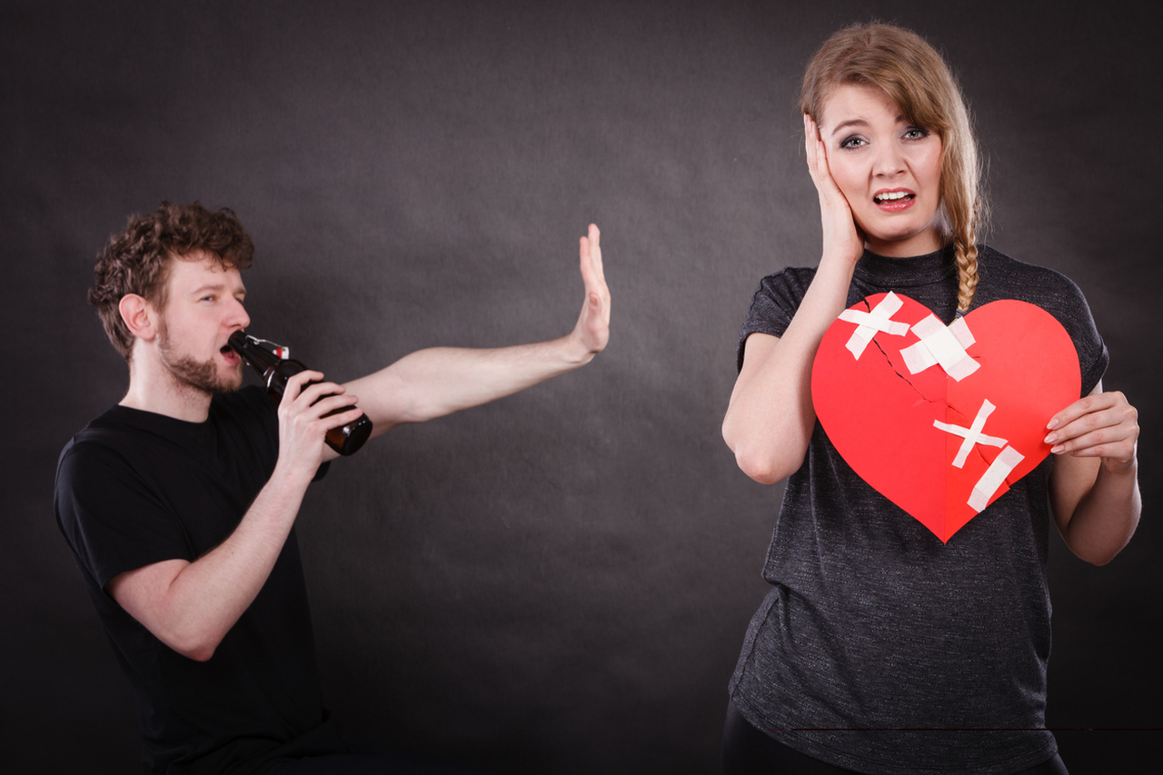 <p>На пръв поглед това може да изглежда позитивно. Но понякога липсата на конфликти не показва хармония, а безразличие. Ако той вече не се опитва да дискутира, да защитава своята гледна точка или да решава проблеми, това може да означава, че е спрял да инвестира във връзката. Когато човек все още ви обича, той е готов да се бори за отношенията. Когато чувствата изчезнат, желанието за това се изпарява.</p>