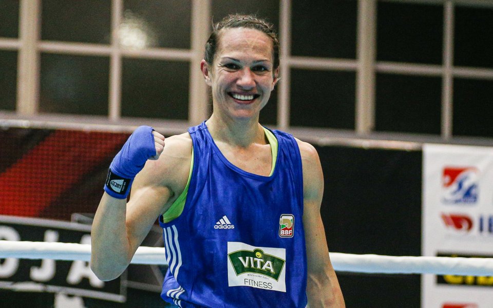 Най-титулуваната действаща българска боксьорка Станимира Петрова започна с победа участието