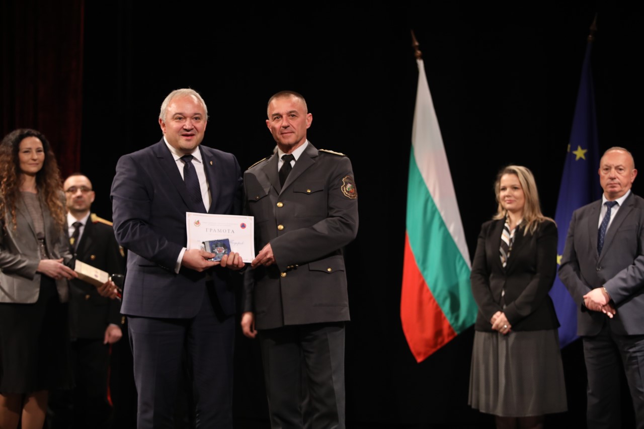 <p>Церемонията &quot;Пожарникар на годината&quot; се проведе в Централния военен клуб в столицата под патронажа на президента. Началникът на Районната служба в Горна Оряховица, главен инспектор Георги Тодоров получи наградата. Отличието му бе връчено от вицепремиера и вътрешен министър в служебното правителство Иван Демерджиев.</p>