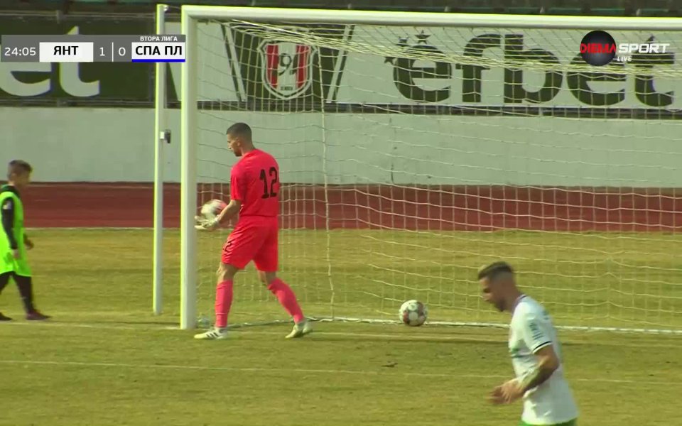 В 25-а минута Добромир Бонев от Янтра Габрово направи чудесен самостоятелен