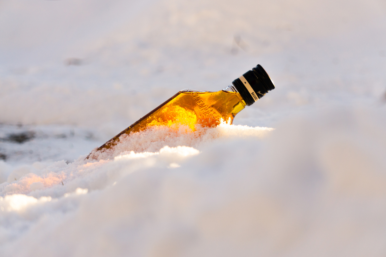 <p><strong>Пиенето на алкохол ще ви стопли</strong><br />
Всъщност алкохолът е последното питие, от което се нуждаете в сценария за оцеляване в студено време. Въпреки че може да се чувствате по-топло, алкохолът разширява кръвоносните съдове и капилярите на повърхността на кожата, което ще ви охлади още по-бързо. Вместо това пийте горещ чай или какао.</p>
