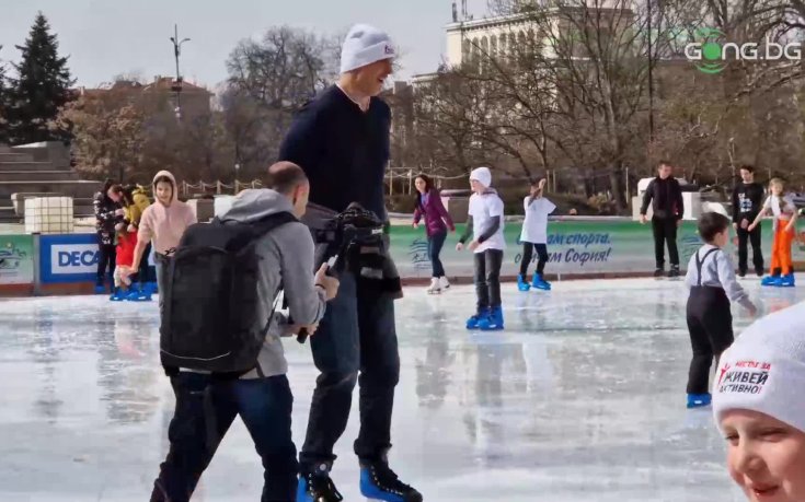 Катя Дафовска и Данчо Йовчев ръка за ръка на леда, Пушката също се осмели да обуе кънките