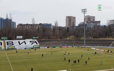 Славия и Хебър загряват на стадион Александър Шаламанов преди срещата