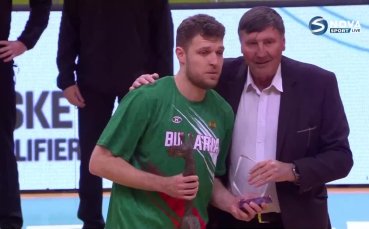 Най добрият български баскетболист Александър Везенков получи наградата си за Спортист