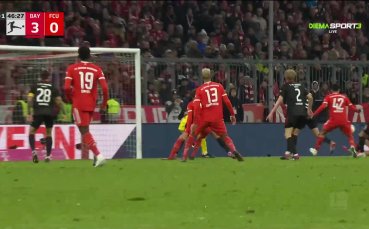 Джамал Мусиала покачи на 3:0 преди почивката