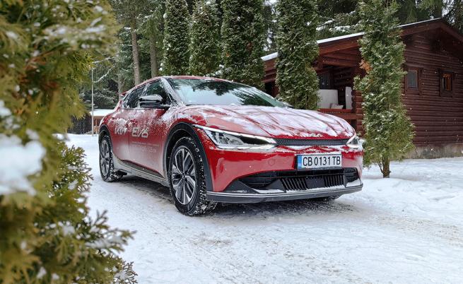  STOP&GO: В дизайна на EV6 се откриват детайли от кросоувър, има аеродинамична предна част на седан, задна част на хечбек, полегат покрив на купе и нападателни елементи на състезателен автомобил. 