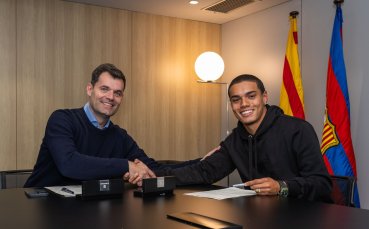 Барселона официално обяви привличането на сина на Роналдиньо Жоао