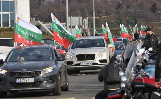 Авто-мото шествие по повод 3 март оживи улиците на Бургас (СНИМКИ)