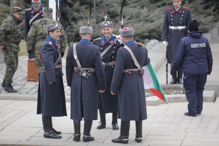 Церемония по издигането на националното знаме на България по повод 145-ата годишнина от Освобождението пред паметника на Незнайния воин