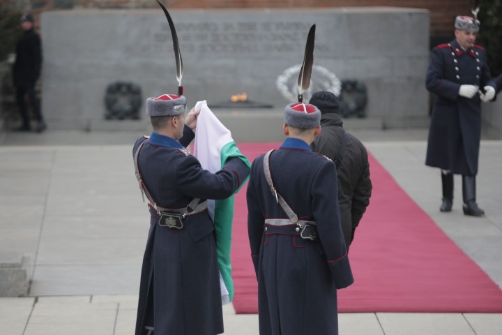 Церемония по издигането на националното знаме на България по повод 145-ата годишнина от Освобождението пред паметника на Незнайния воин