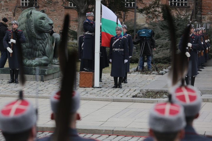 Церемония по издигането на националното знаме на България по повод 145-ата годишнина от Освобождението пред паметника на Незнайния воин