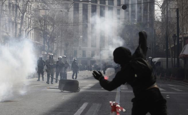 Отново сблъсъци между полиция и протестиращи в Атина
