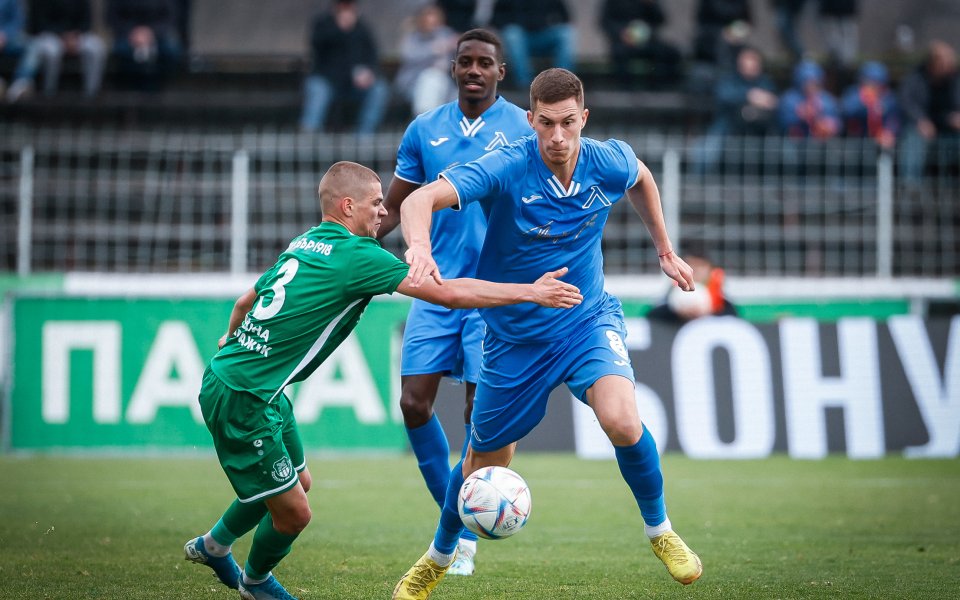 Халфът на Левски Андриан Краев бе сериозно наритан по време