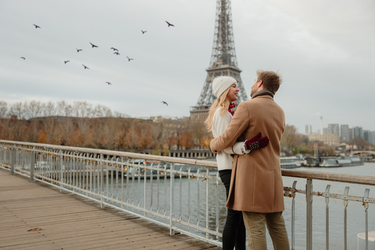 <p><strong>О, романтиката!</strong><br />
Често наричан град на любовта и романтиката, може да забележите, че не е толкова романтичен, ако не вземете предвид удивителните паметници и живописните улици зад гърба си. В забързаното ежедневие романтичният образ на Париж може да избледнее. Но това не означава, че няма да откриете френската романтика!</p>