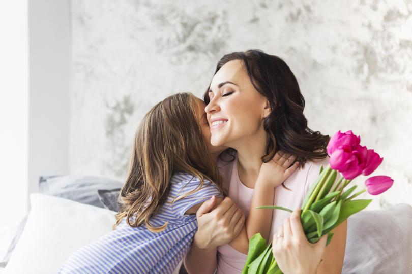 Красиви стихове за мама, които ще просълзят от радост и нея, и вас