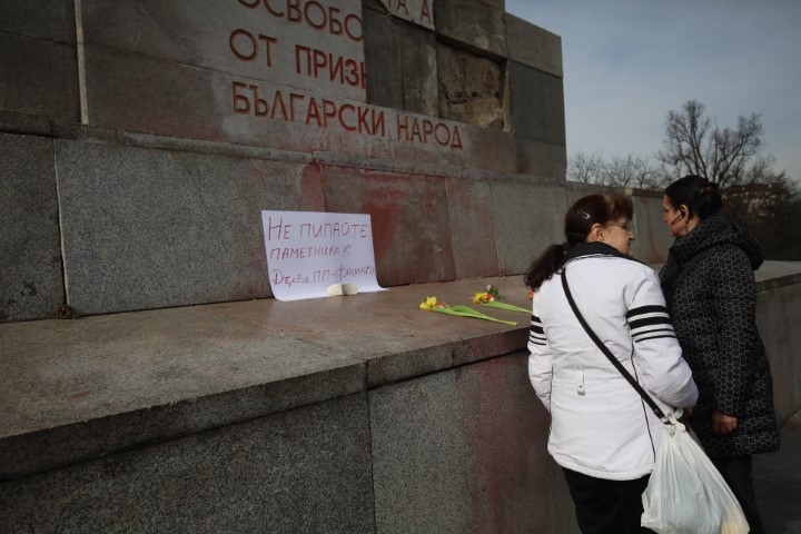 Протестиращи хвърляха яйца и боя по сградата на Столичната община