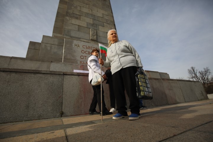 Протестиращи хвърляха яйца и боя по сградата на Столичната община