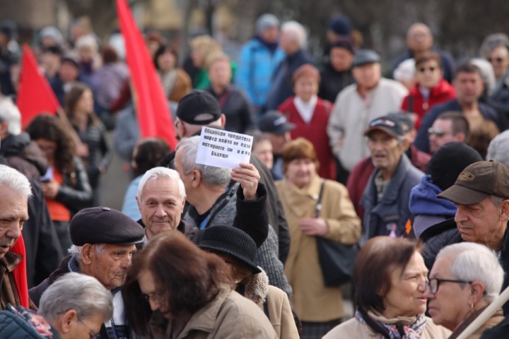 Протестиращи хвърляха яйца и боя по сградата на Столичната община