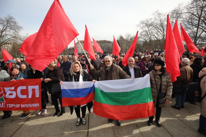 Протестиращи хвърляха яйца и боя по сградата на Столичната община