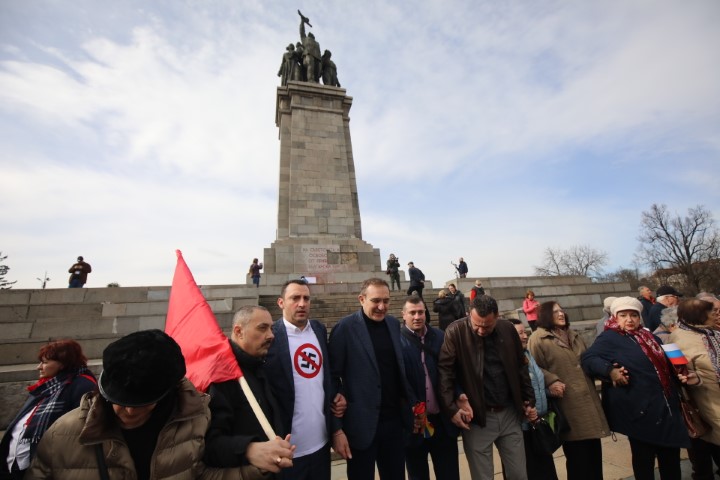 Протестиращи хвърляха яйца и боя по сградата на Столичната община