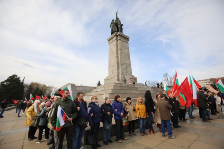 Протестиращи хвърляха яйца и боя по сградата на Столичната община