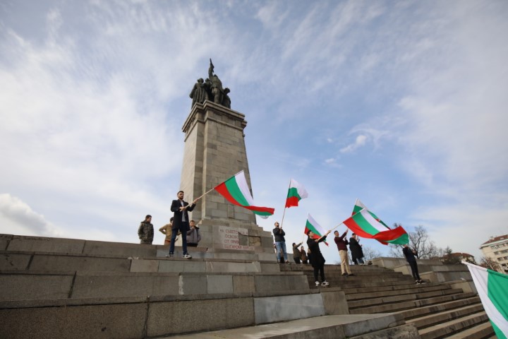 Протестиращи хвърляха яйца и боя по сградата на Столичната община