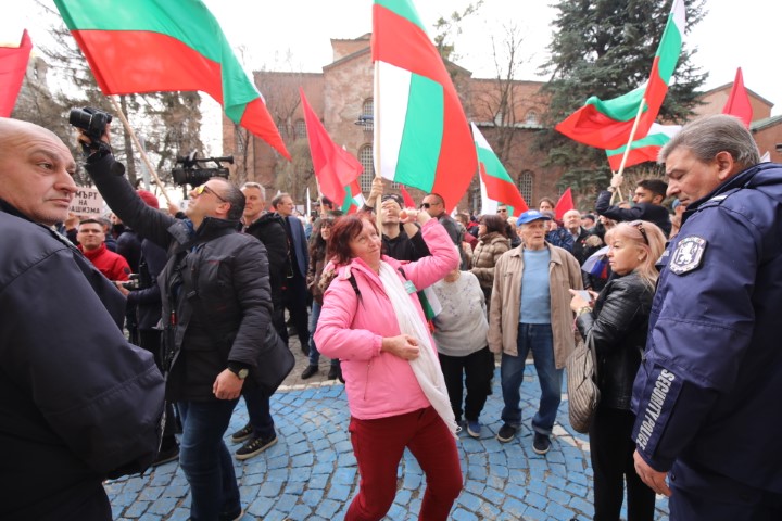 Протестиращи хвърляха яйца и боя по сградата на Столичната община