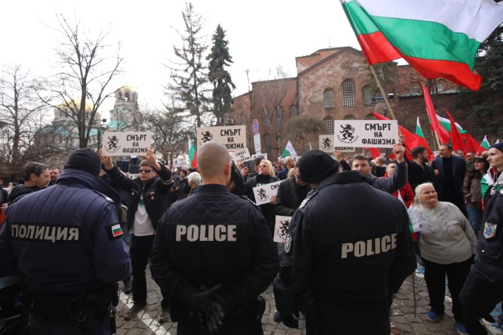 Протестиращи хвърляха яйца и боя по сградата на Столичната община