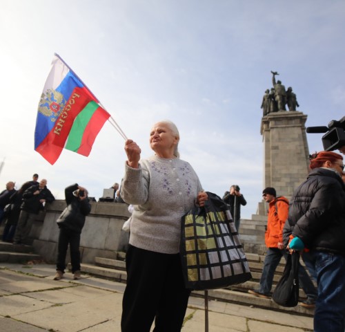 Протестиращи хвърляха яйца и боя по сградата на Столичната община