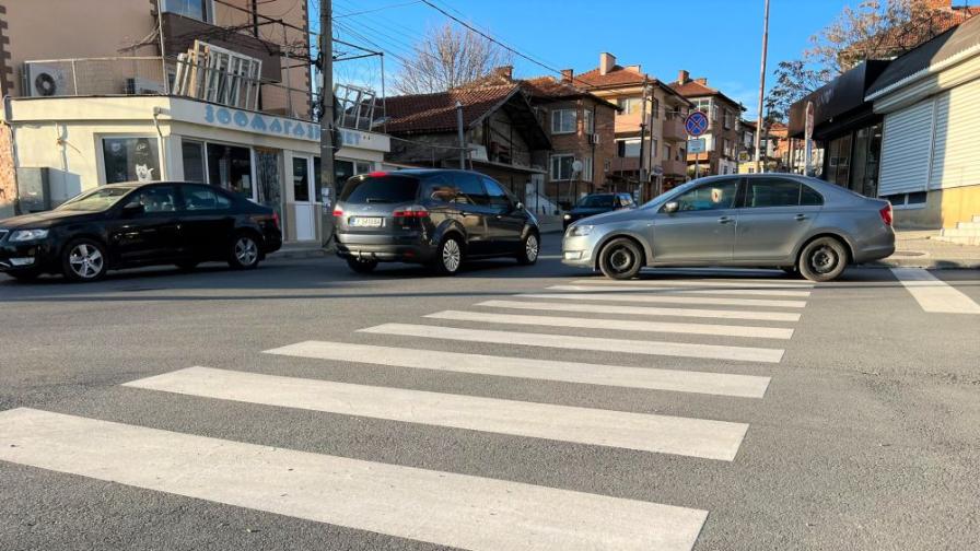 Две деца са в болница, след като са блъснати на пешеходни пътеки в Сливен
