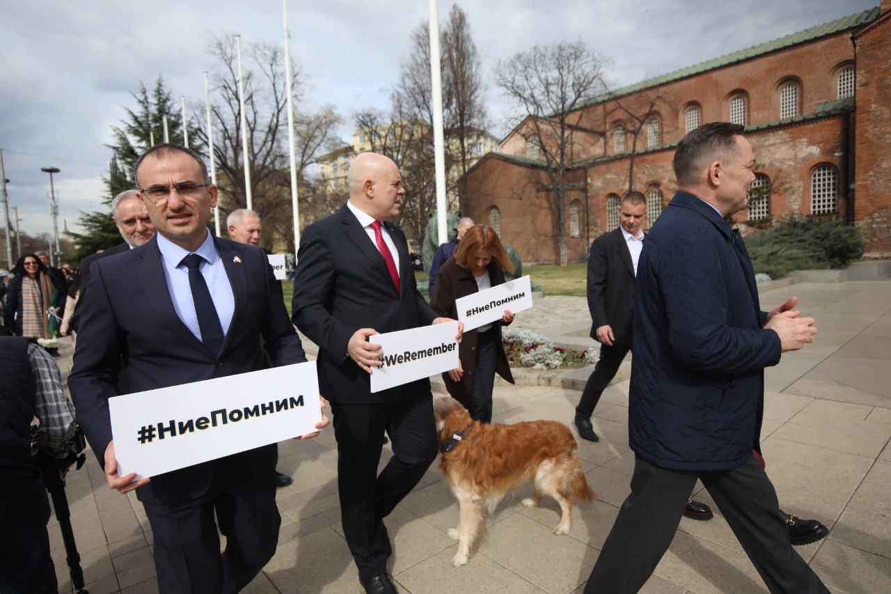 <p>Церемония по поднасяне на венци пред Паметните плочи на спасителите на българските евреи се проведе в София по случай 80 години от спасяването на българските евреи.</p>