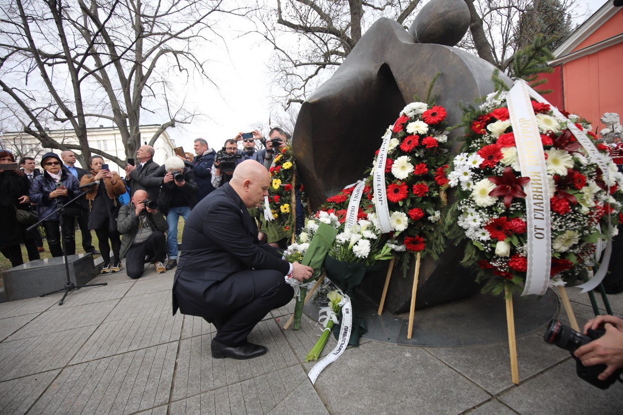 <p>Церемония по поднасяне на венци пред Паметните плочи на спасителите на българските евреи се проведе в София по случай 80 години от спасяването на българските евреи.</p>